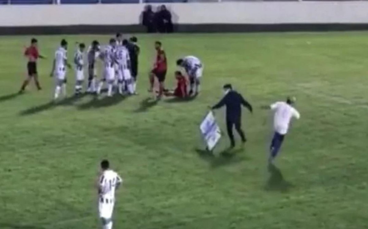 Camillero se lesiona al ingresar a campo de futbol para atender a jugador [VIDEO]