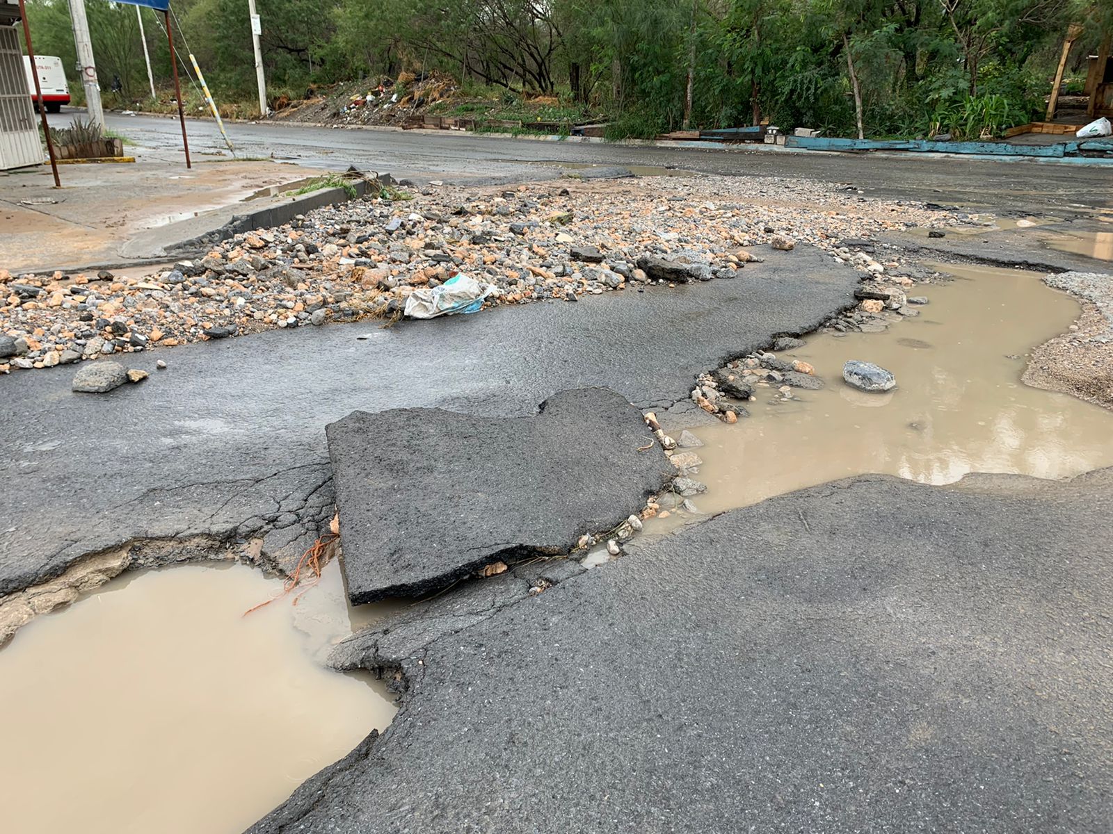 Lluvias destrozan pavimento en calles de la colonia La Alianza en Monterrey