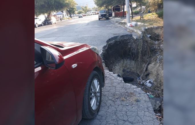 Se desgaja calle en la colonia Tres Caminos en Guadalupe tras tormenta