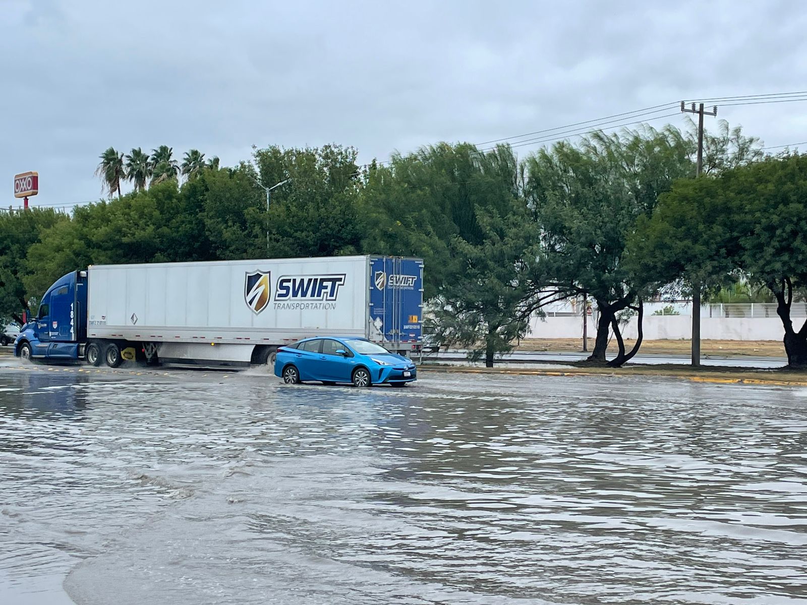 En Apodaca, vehículos quedan varados en Camino Mezquital-Santa Rosa por inundaciones