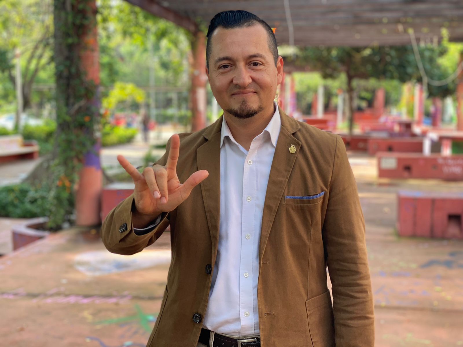 La motivación de José Manuel para ser intérprete fue crecer con padres sordos