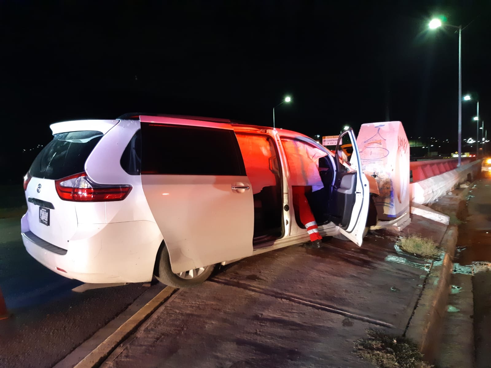 Conductor se estrella contra muro sobre avenida Rangel Frías tras presunto cerrón