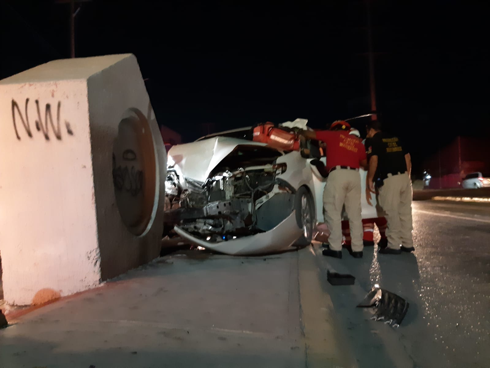 Conductor se estrella contra muro sobre avenida Rangel Frías tras presunto cerrón