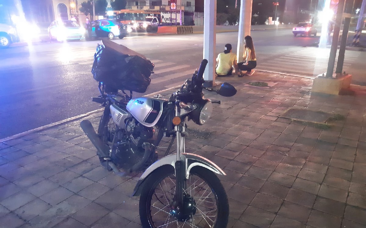 Conductor invade carril y arrolla a un motociclista en avenida Bernardo Reyes