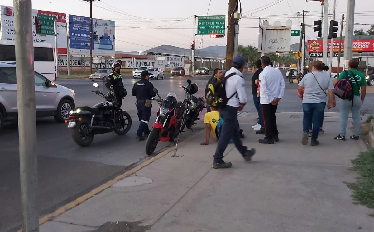 Camión derrama diésel y motociclistas terminan derrapando en Gómez Palacio