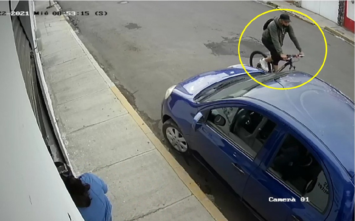 Joven forzó cortina metálica para ingresar a robar a estética