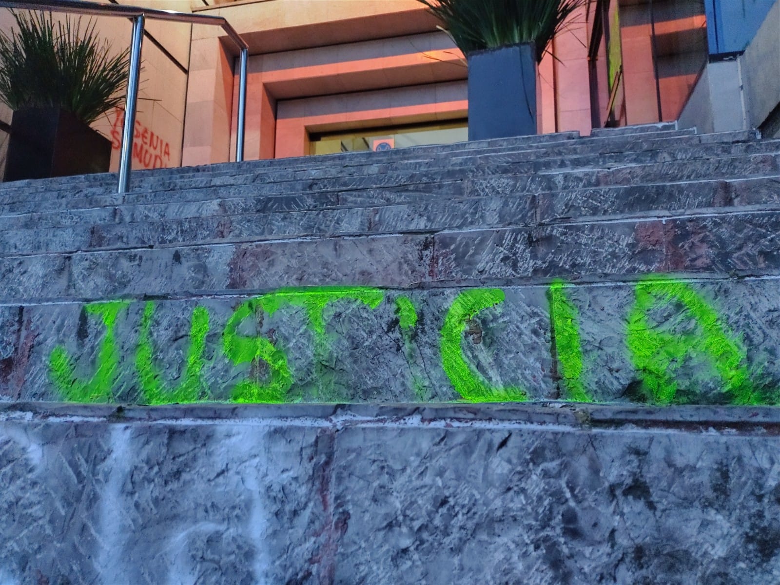 Tras tomar instalaciones, colectivas feministas abandonan oficinas de CNDH en Tlalpan