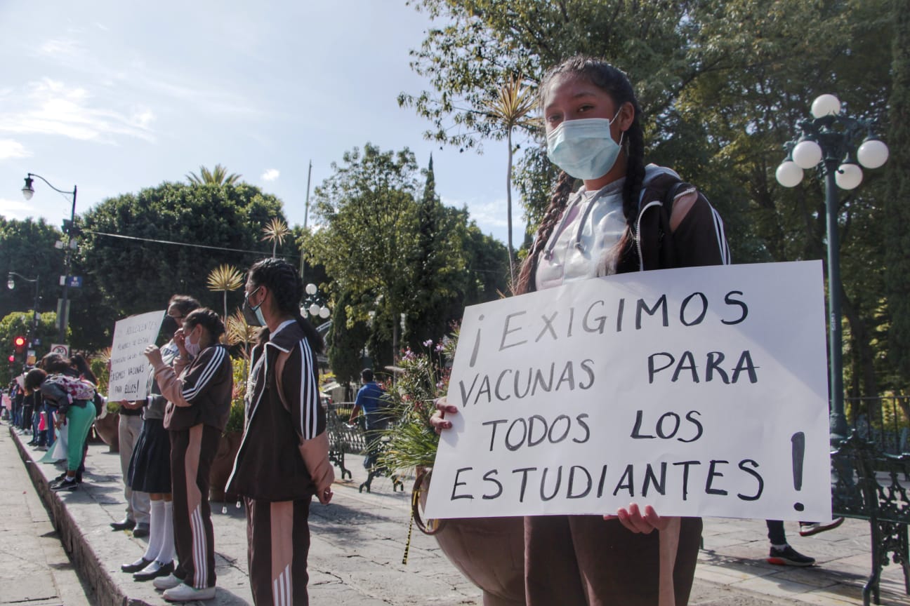 Estudiantes protestan en Puebla; exigen vacunación anticovid 