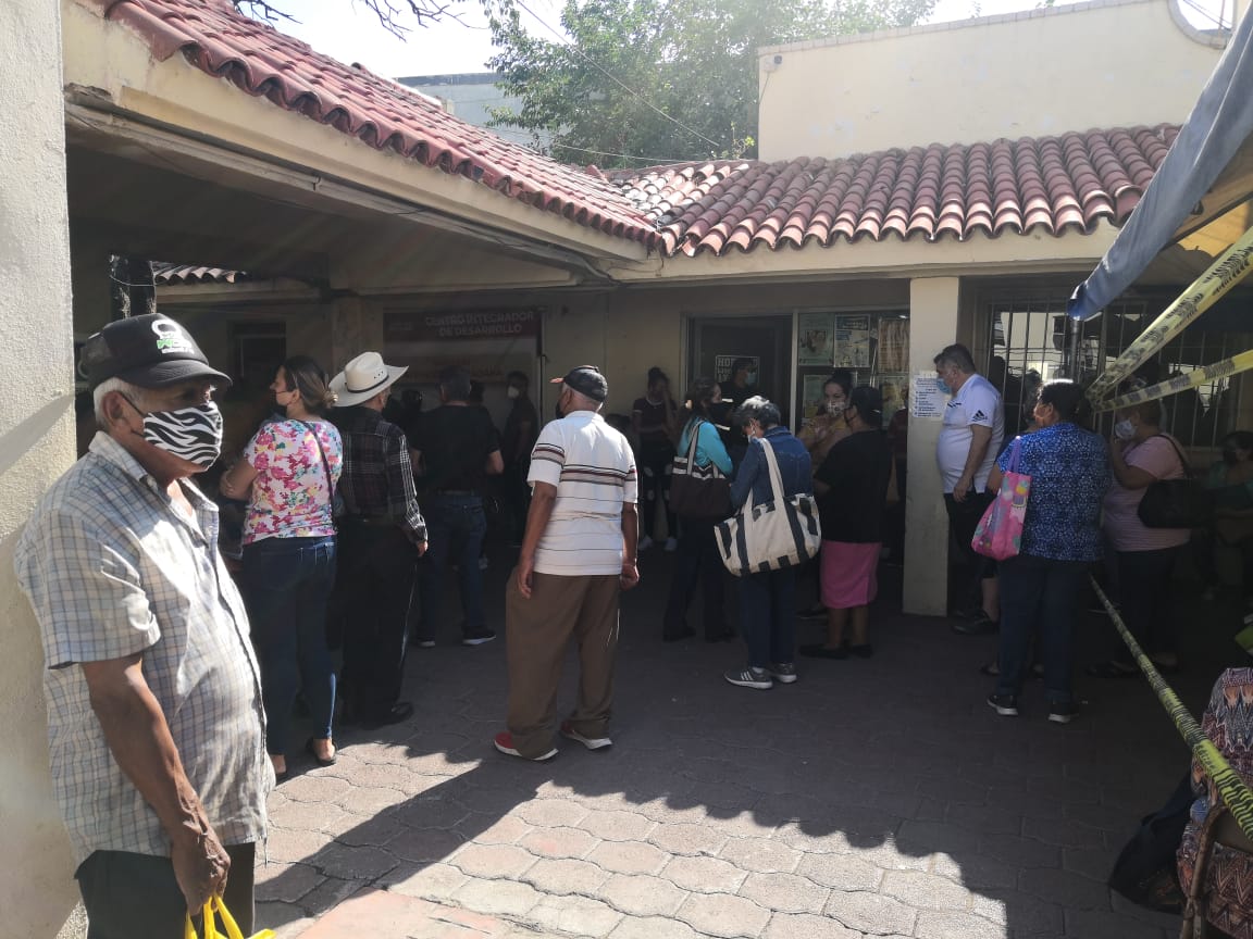 Adultos mayores esperan por horas pago del programa 68 y más en Santa Catarina