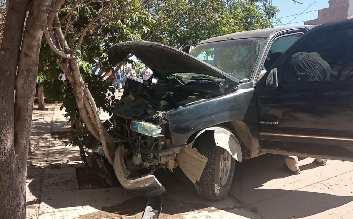 Conductor de camioneta resulta lesionado al estrellarse contra árbol en La Laguna