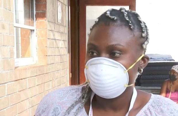Mujer haitiana ayuda en el área médica de Casa INDI