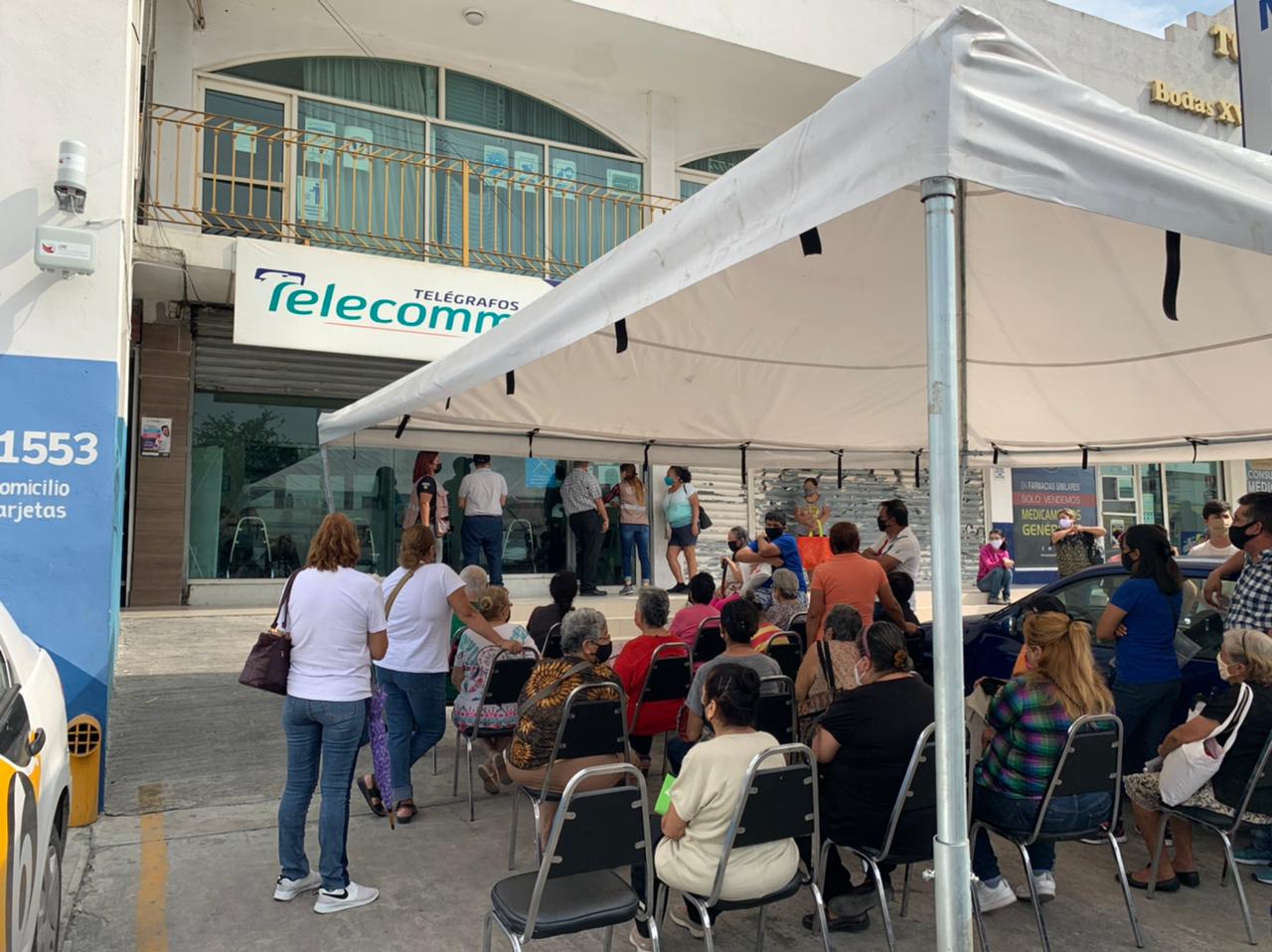 Largas filas para cobrar pensión del Bienestar en Monterrey
