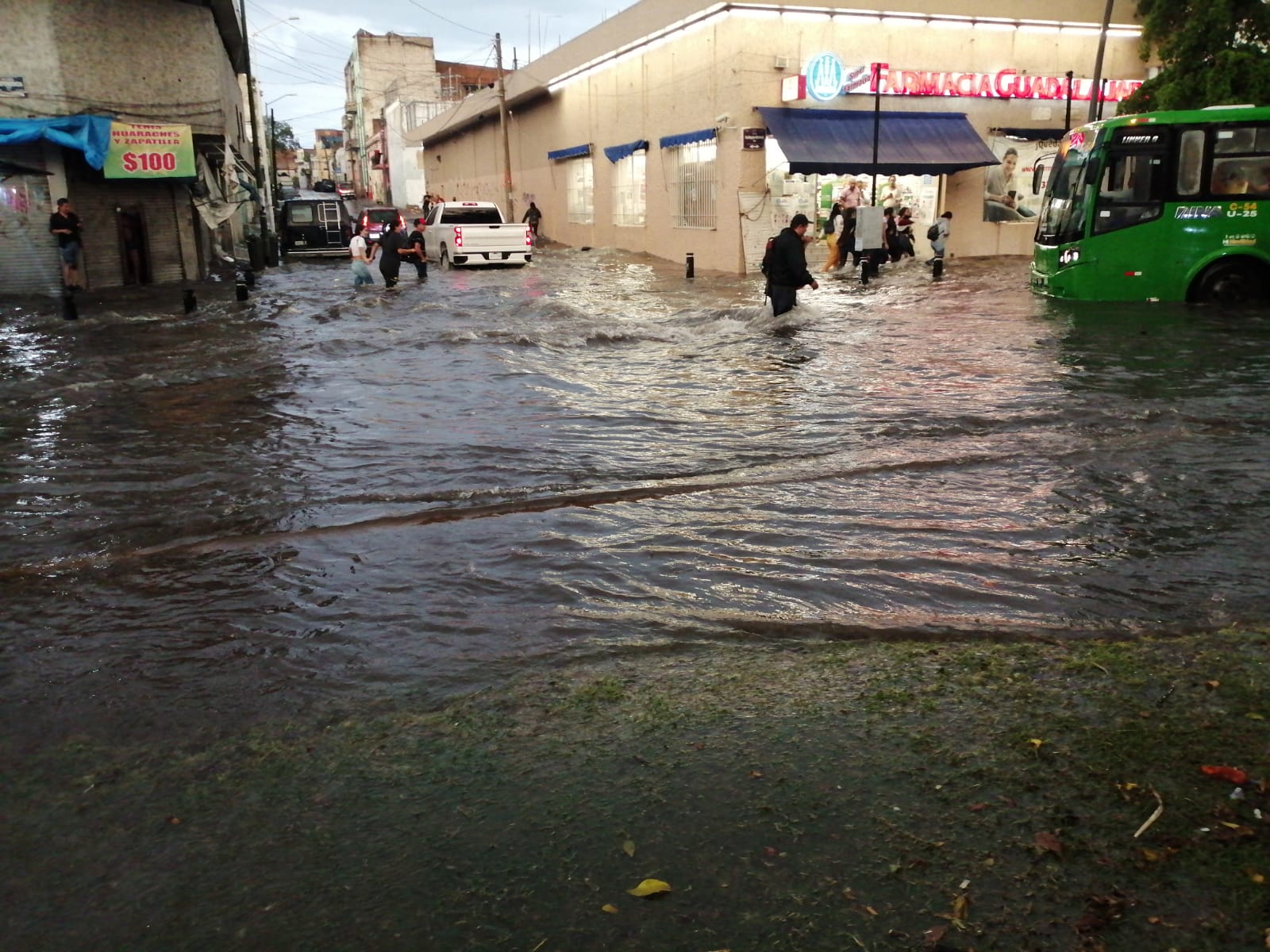 ¡Qué raro! Fuertes lluvias colapsan Guadalajara