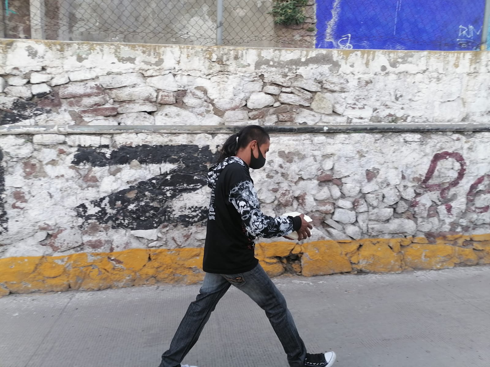 Jorge, papá de Dilan y Mía, regresó a la zona cero del Chiquihuite para regalar comida como agradecimiento