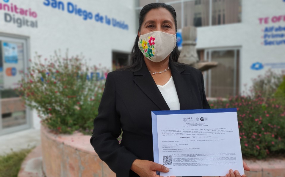 A sus 50 años, María Yolanda logró terminar la secundaria