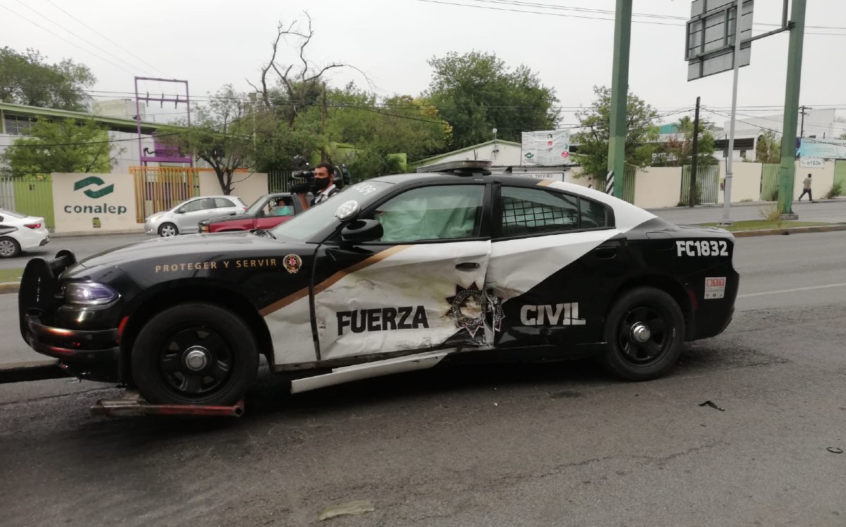 Auto impacta a patrulla en avenida Ruiz Cortines; tres policías resultan lesionados 