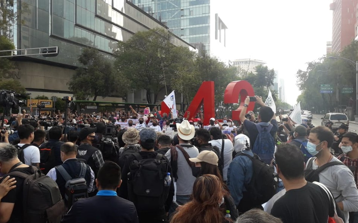 A siete años de la desaparición de los 43 normalistas, marchan en CdMx
