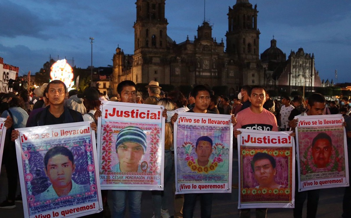 A siete años de la desaparición de los 43 normalistas, marchan en CdMx