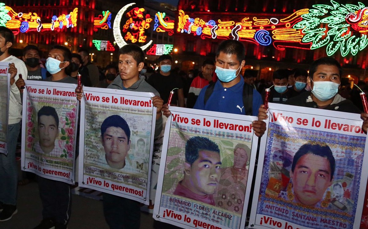 A siete años de la desaparición de los 43 normalistas, marchan en CdMx