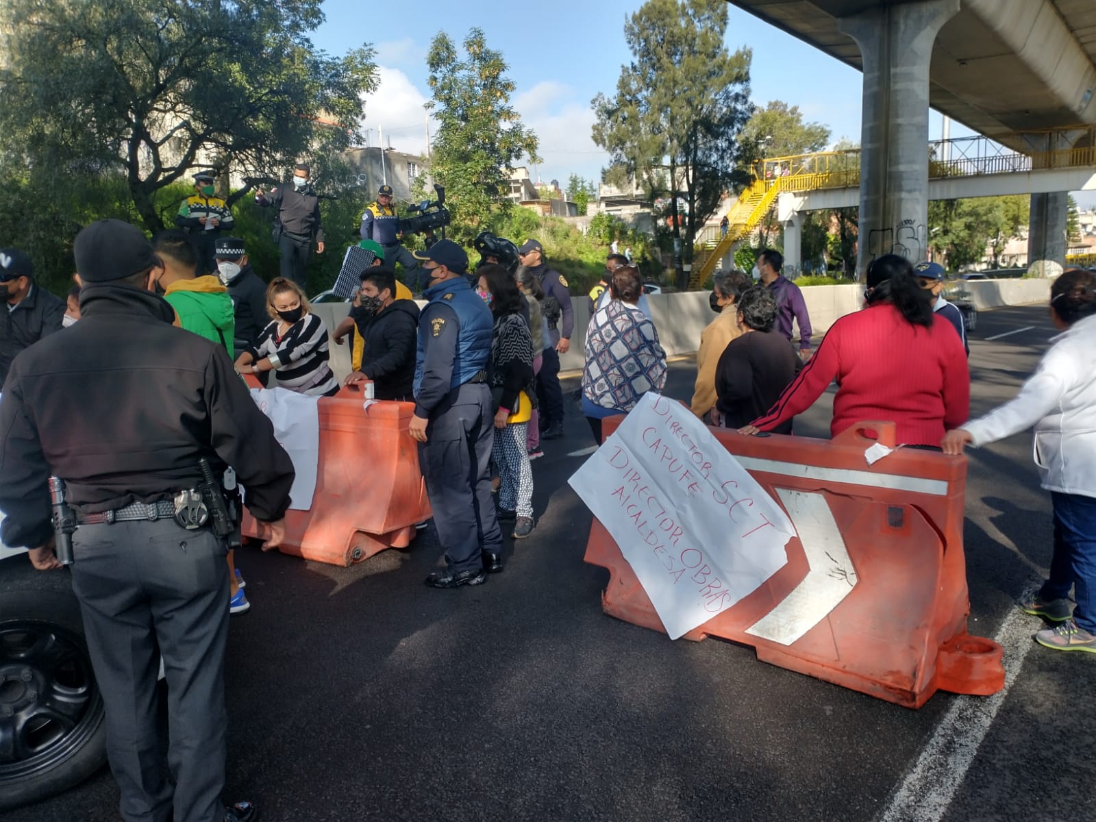 Habitantes de colonia La Palma bloquean México-Cuernavaca; exigen construcción de andador