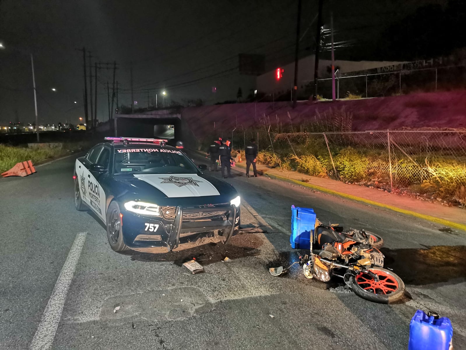 Motociclista presuntamente ebrio atropella a tránsito que abanderaba accidente en Monterrey
