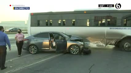 Camión de transporte de personal provoca accidente vial en Torreón