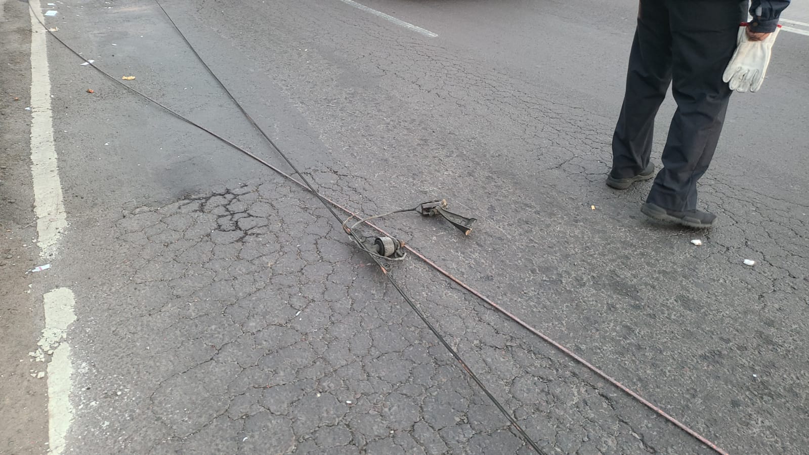 Caída de cables del Trolebús ocasiona accidentes de motociclistas en Venustiano Carranza