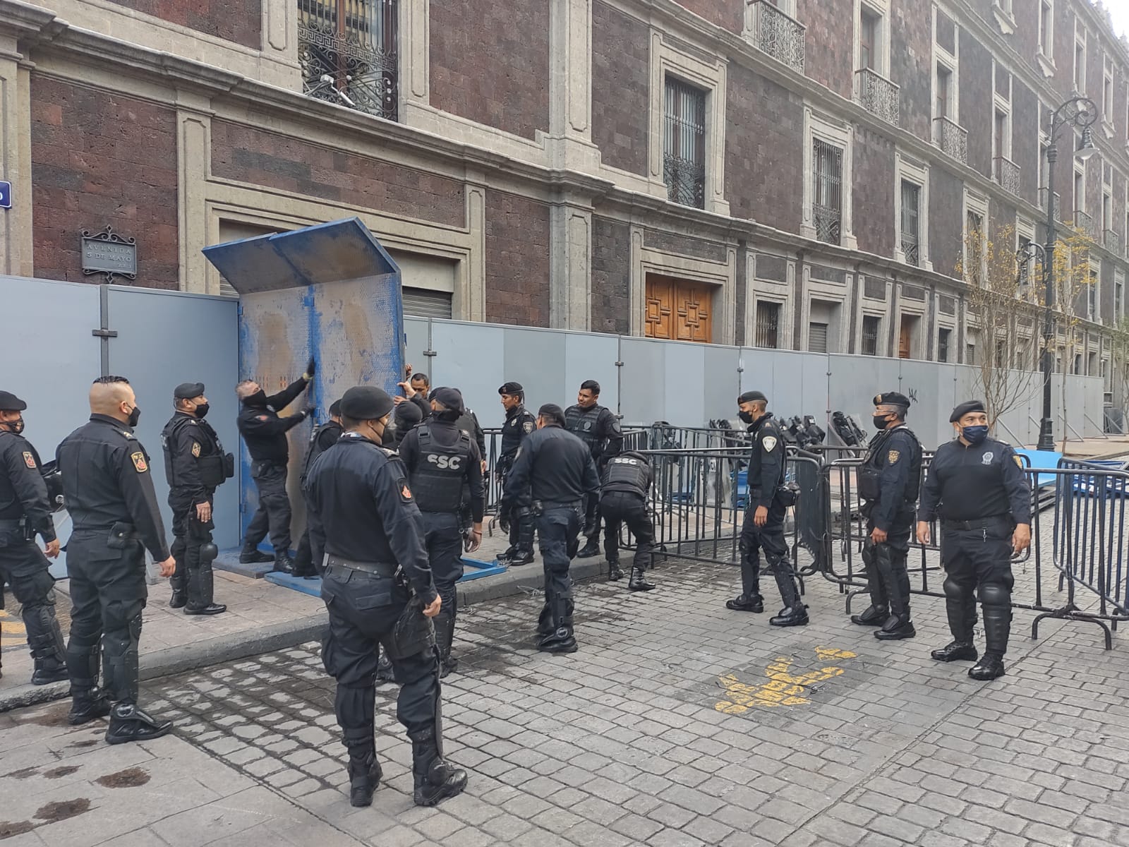 Quitan vallas metálicas en algunas calles del Centro Histórico previo a marchas por aborto legal y seguro
