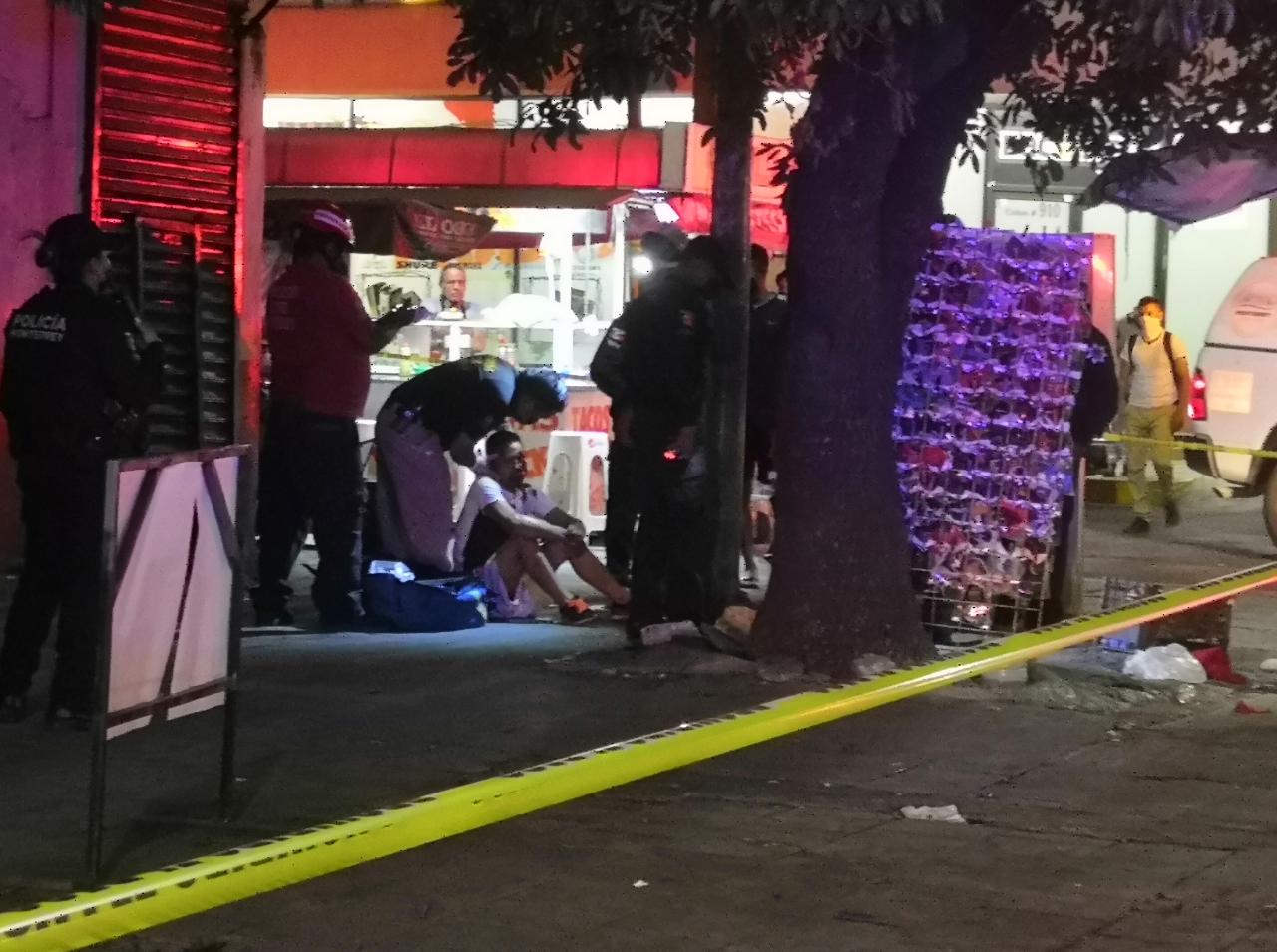 Balean a hombre al interior de centro nocturno en el Centro de Monterrey tras discusión