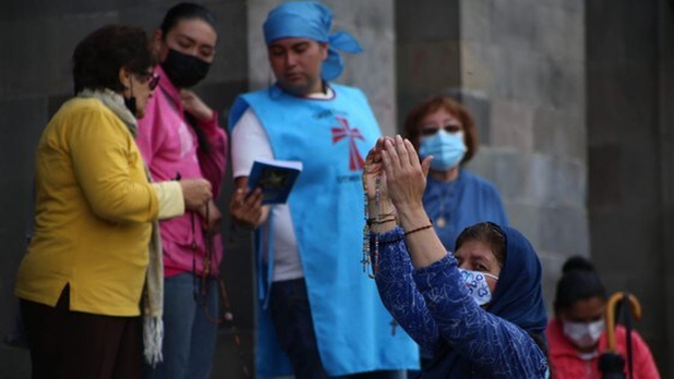 Mujer lanza rezos y agua bendita a manifestantes en marcha por Día del Aborto Legal y Seguro
