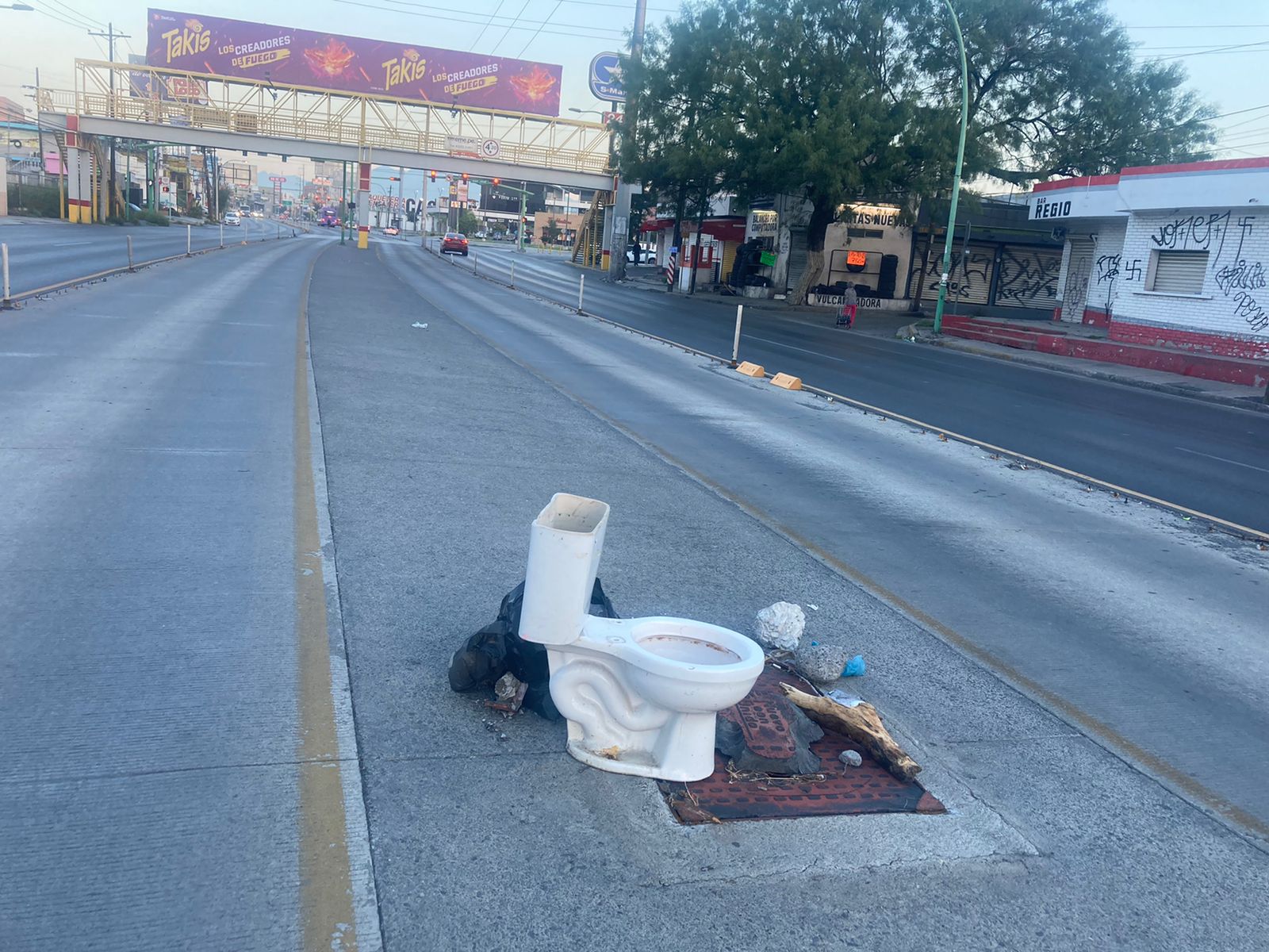 Abandonan inodoro en medio de los carriles de la Ecovía