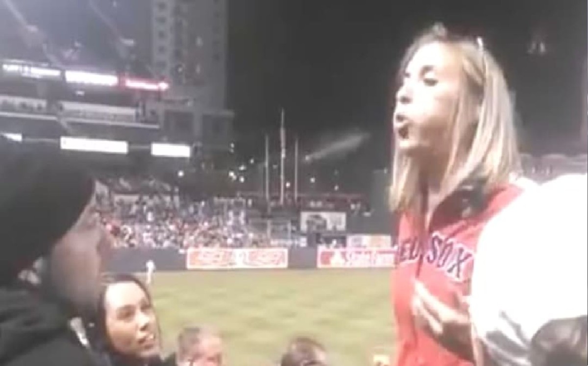 Aficionada de Red Sox es captada escupiendo a fan de los Orioles