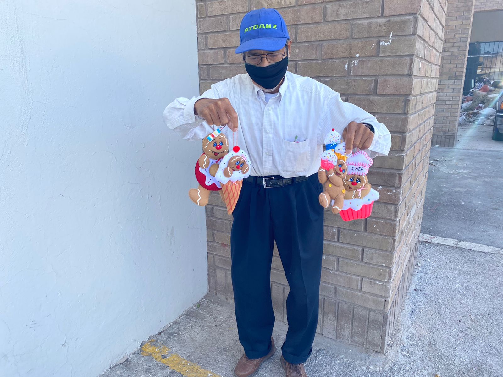 Pareja de adultos mayores elabora y vende figuras de fieltro para su comida y medicamentos