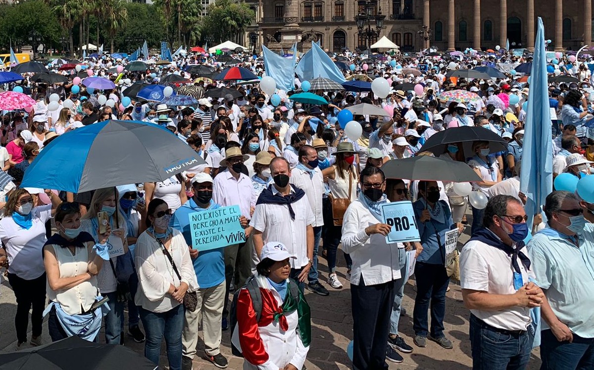 Se manifiestan en la Macroplaza contra la despenalización del aborto