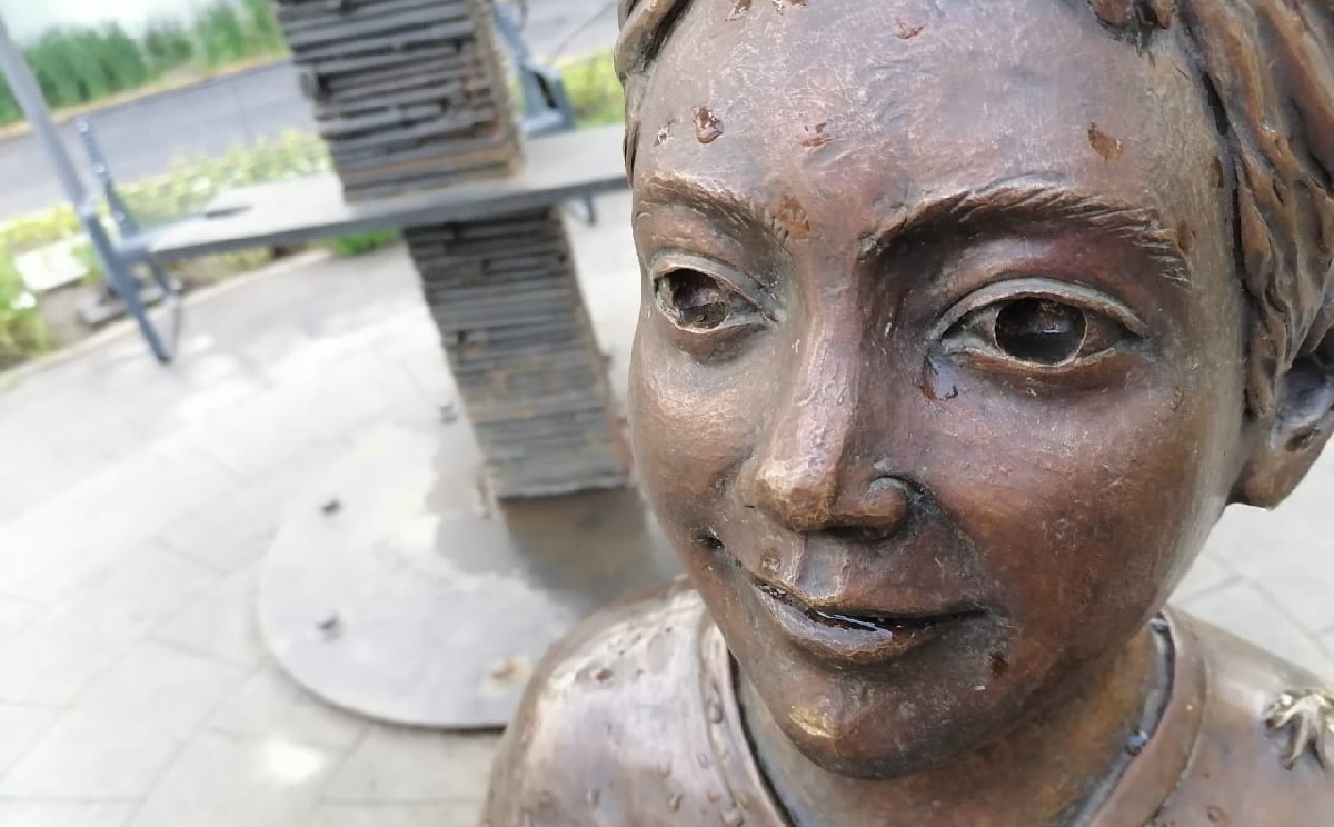 Detienen a hombre que robó y mutiló escultura el “Molino de la Paz”; lo captaron en video