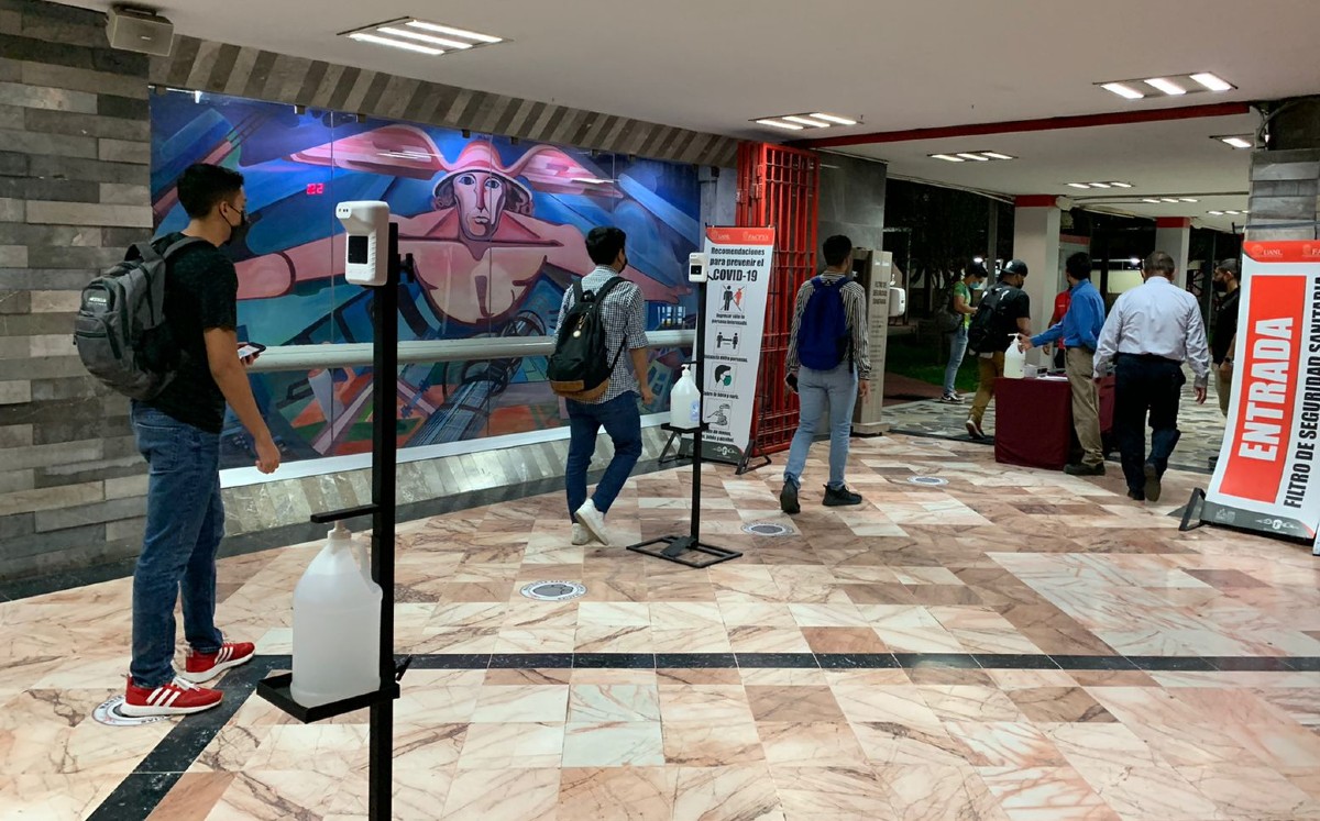 Regresan estudiantes de la UANL a clases presenciales