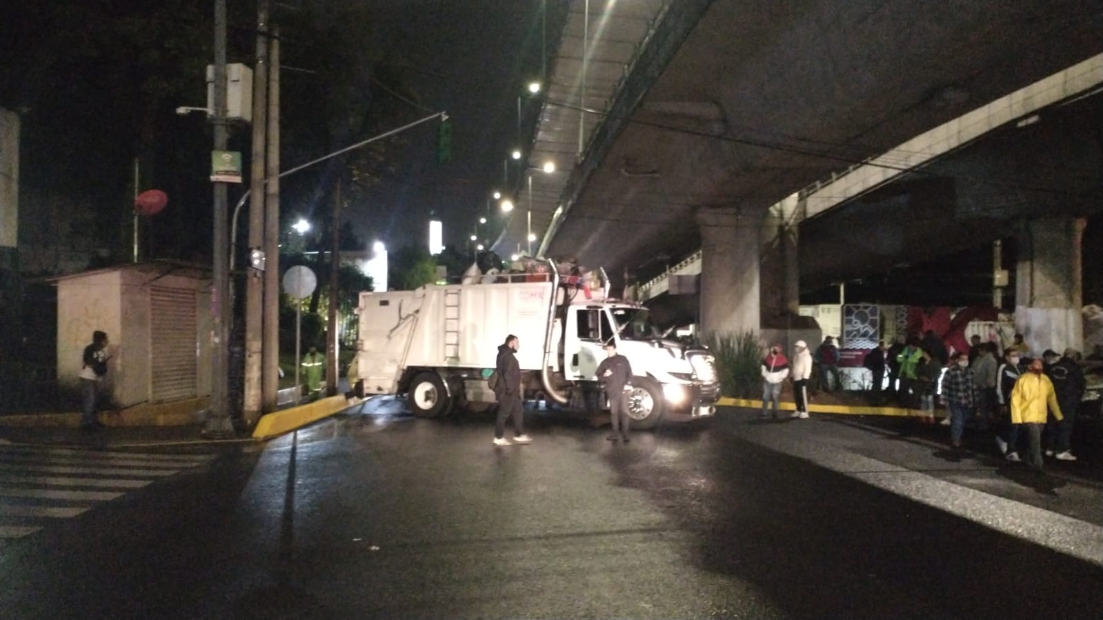 Trabajadores de limpia de Magdalena Contreras denuncian hostigamiento laboral; bloquean avenida México