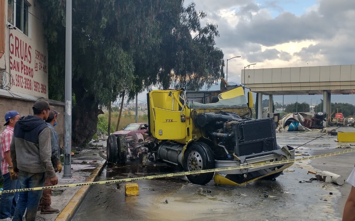 Se estrella tráiler cargado con manteca contra caseta de San Marcos; hay tres heridos