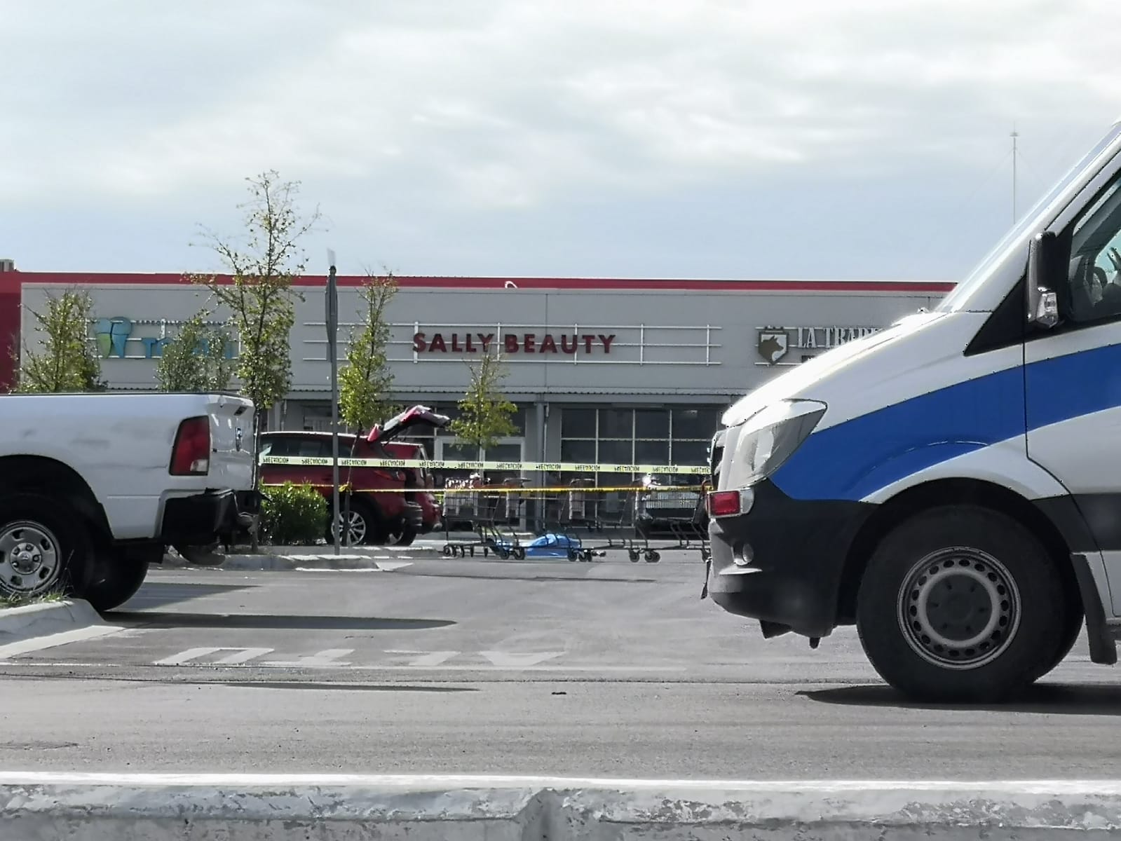 Ejecutan a ex agente de Ministerio Público Federal en estacionamiento de tienda en Escobedo