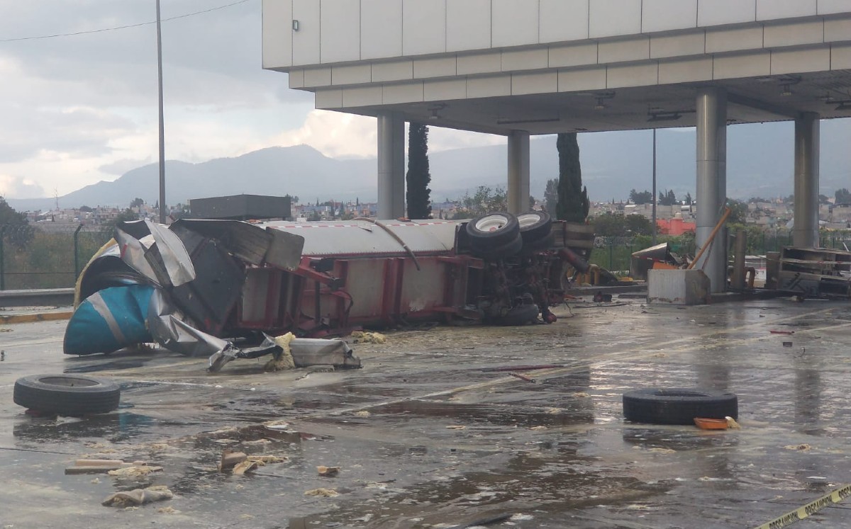 Se estrella tráiler cargado con manteca contra caseta de San Marcos; hay tres heridos