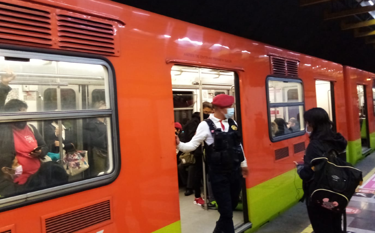 Mujer quiso suicidarse en el Metro; hombre la convence de no hacerlo y quitarse de las vías