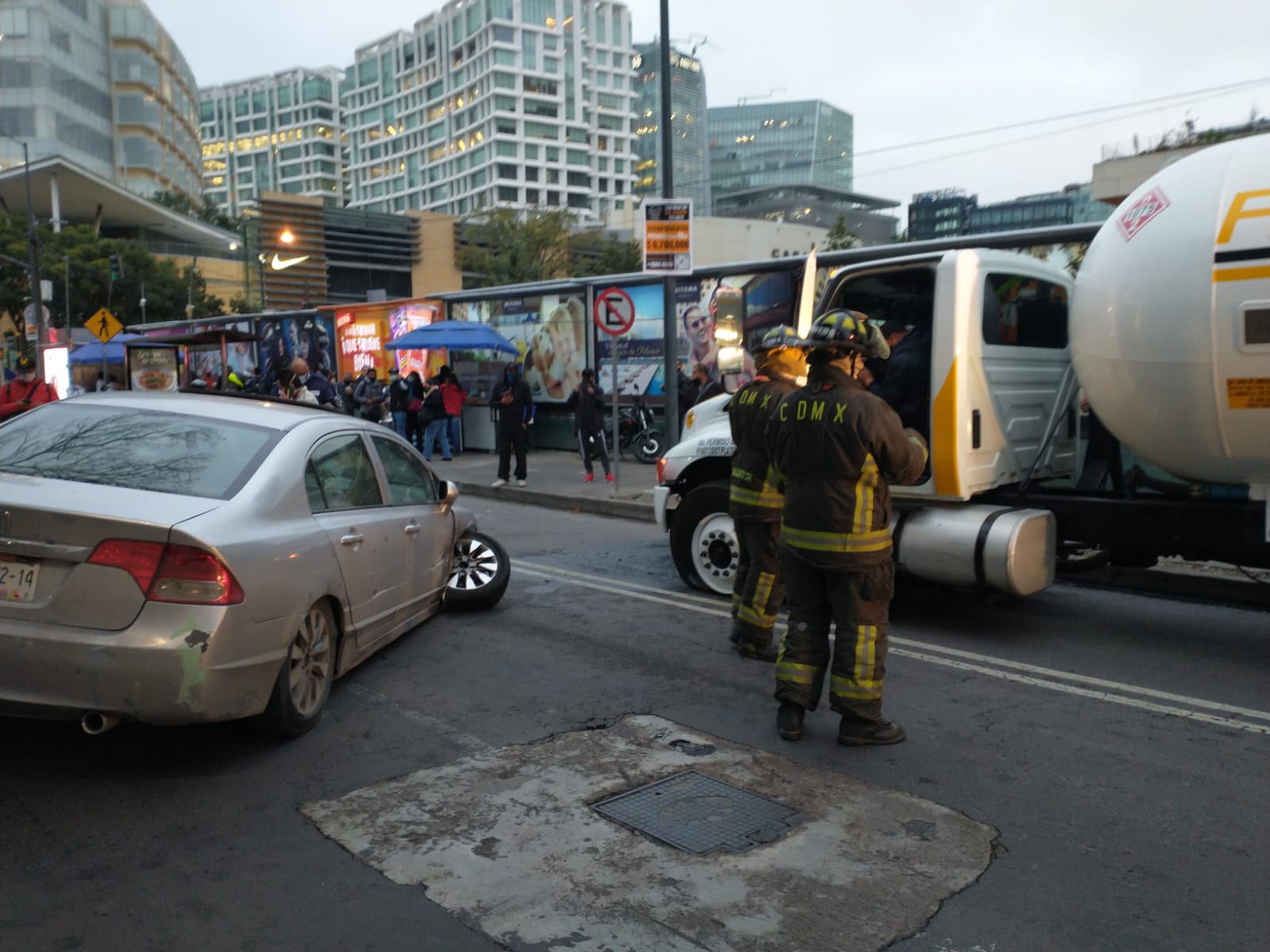 Pipa de gas LP choca contra auto en Polanco; bomberos atienden derrame de combustible