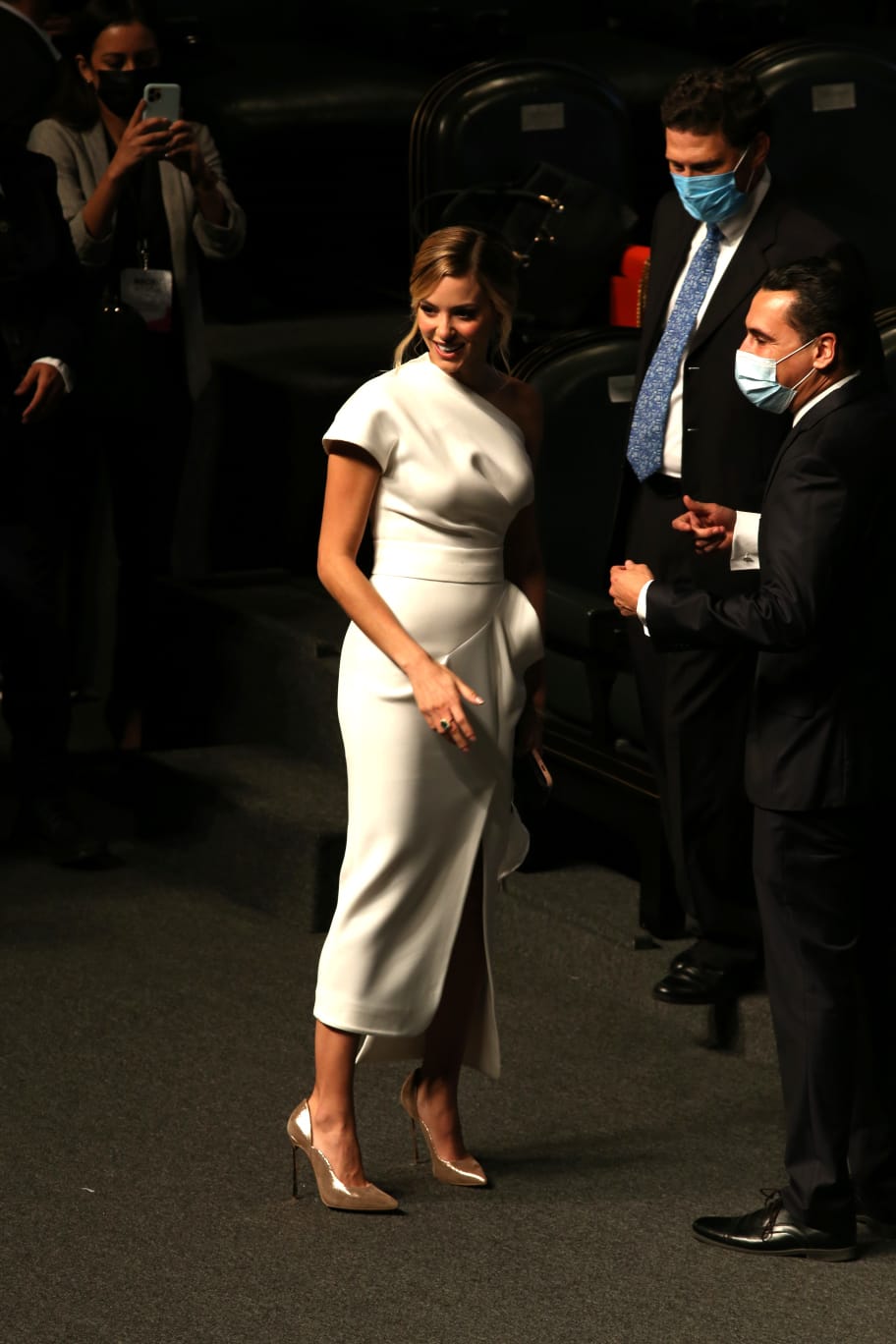 Subastarán vestido utilizado por Mariana Rodríguez en la toma de protesta de Samuel García