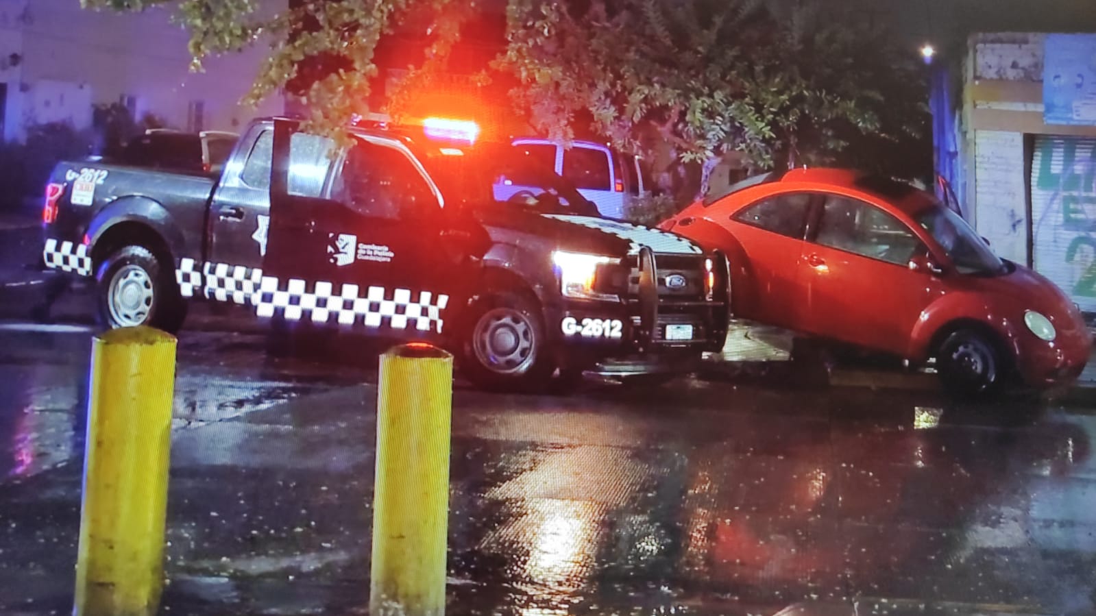 Conductor que transitaba a alta velocidad termina estrellado contra bolardos en Guadalajara 