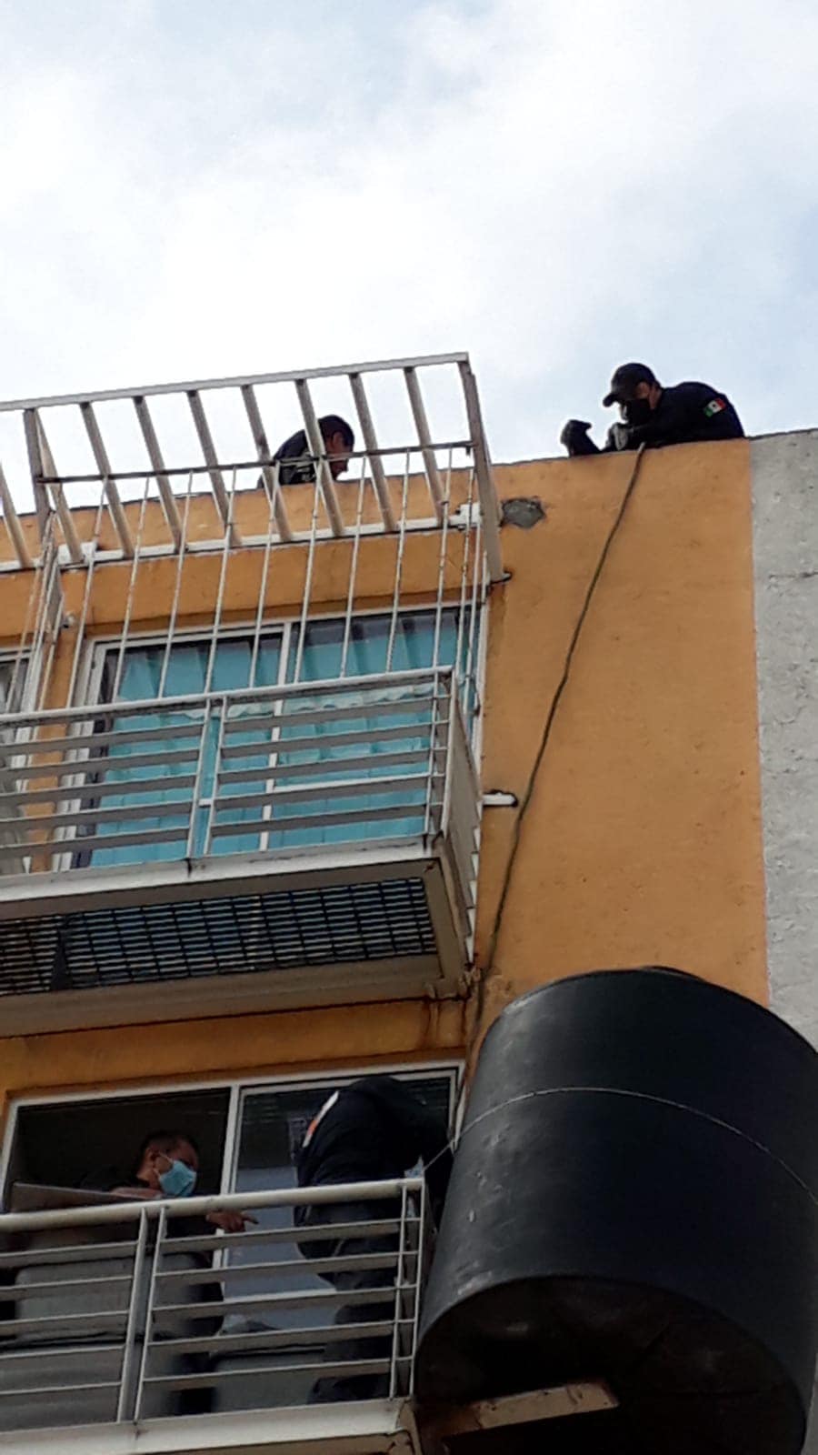 Vecina cuelga tinaco en su balcón y se vuelve viral