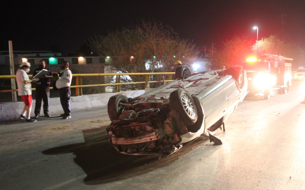 Coche le cierra el paso a familia y terminan volcando en puente de Torreón