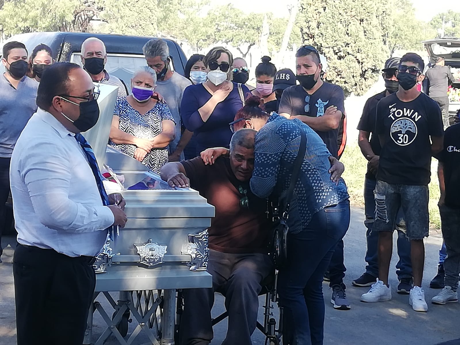 Entierran a joven fallecida tras cirugía estética en Monterrey