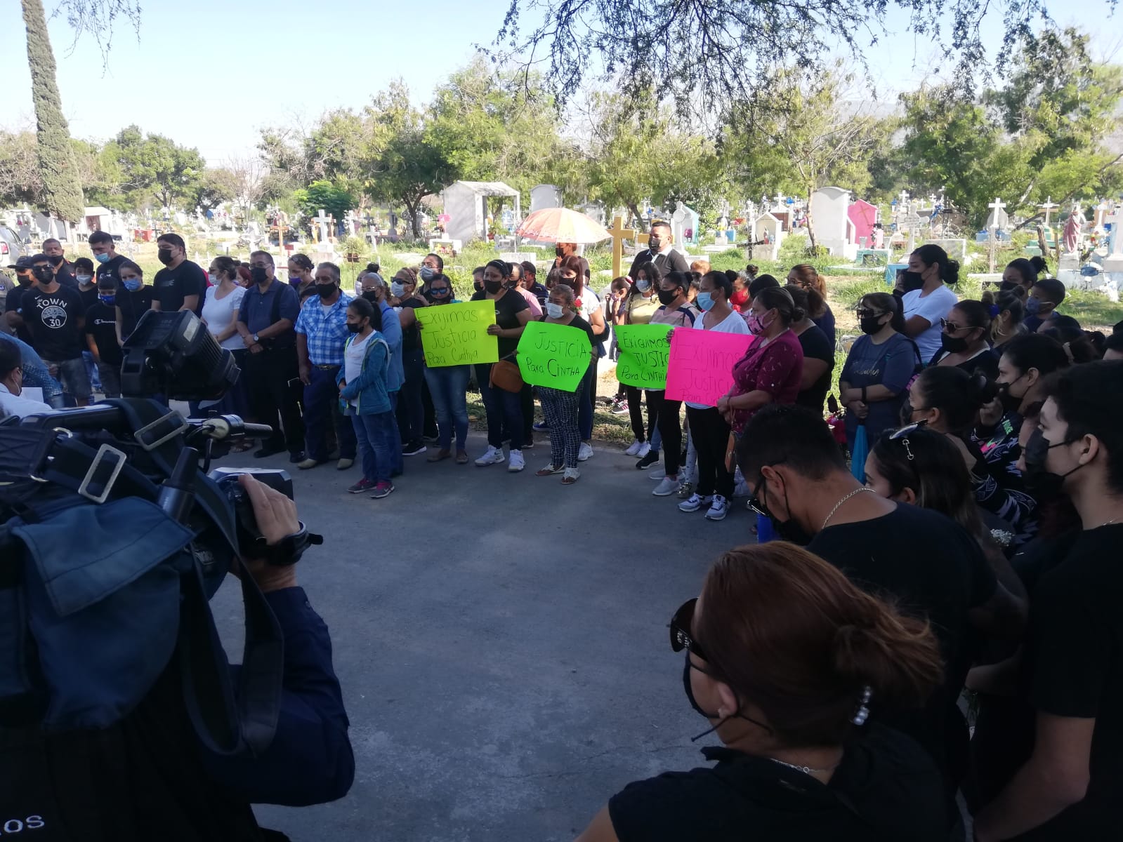 Entierran a joven fallecida tras cirugía estética en Monterrey