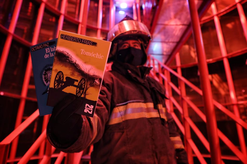 Sheinbaum ‘se pone la del Puebla’ y regala libros a los bomberos de CdMx