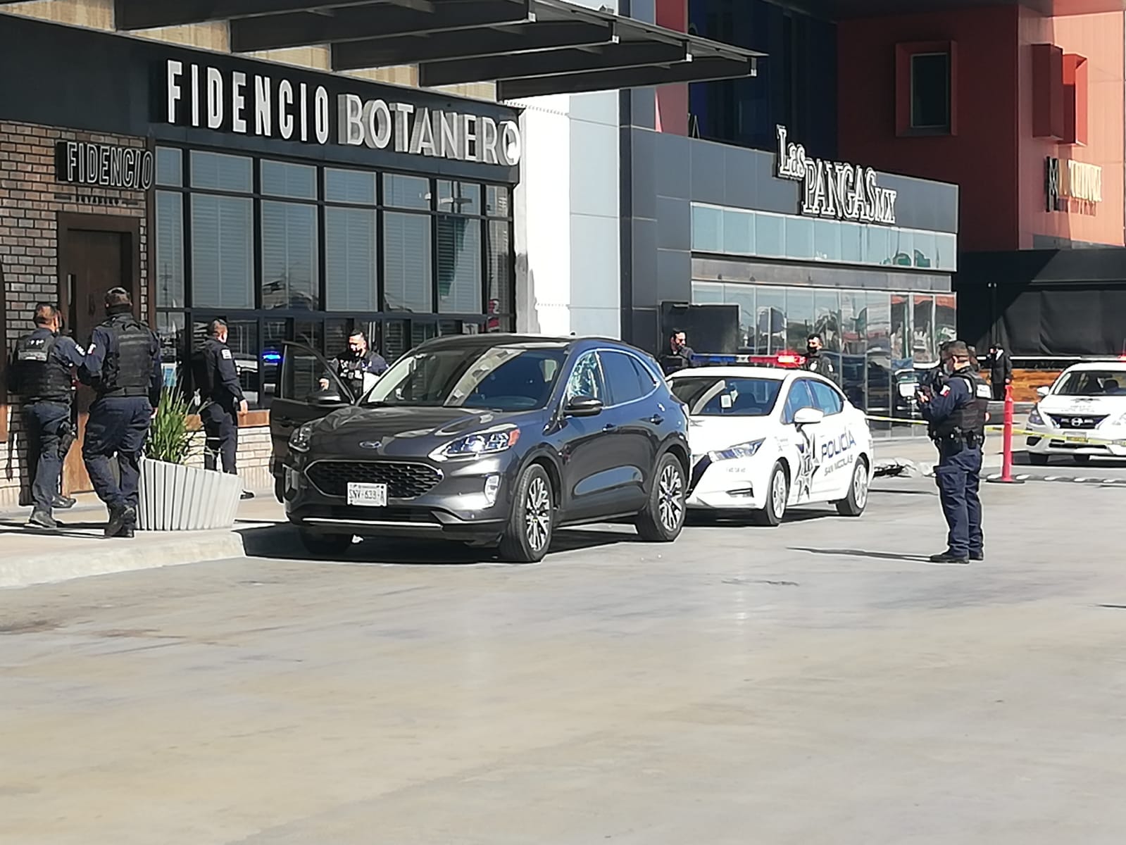 Balean camioneta y roban 150 mil pesos en centro comercial de San Nicolás